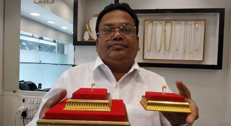 Ahmedabad jeweller Rauf Sheikh wants to present 0.9 gram weighing Worlds smallest gold World Cup trophy to indian captain Rohit Sharma during IND vs PAK Match rsk