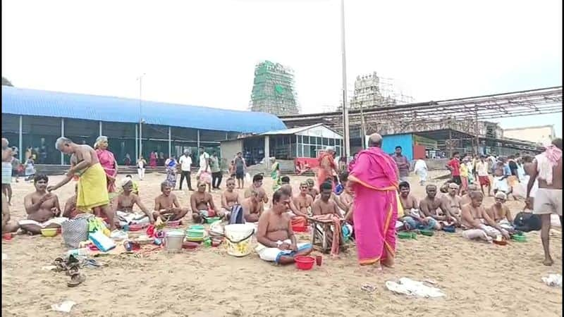 mahalaya amavasai huge number of devotees special prayer in tiruchendur murugan temple vel