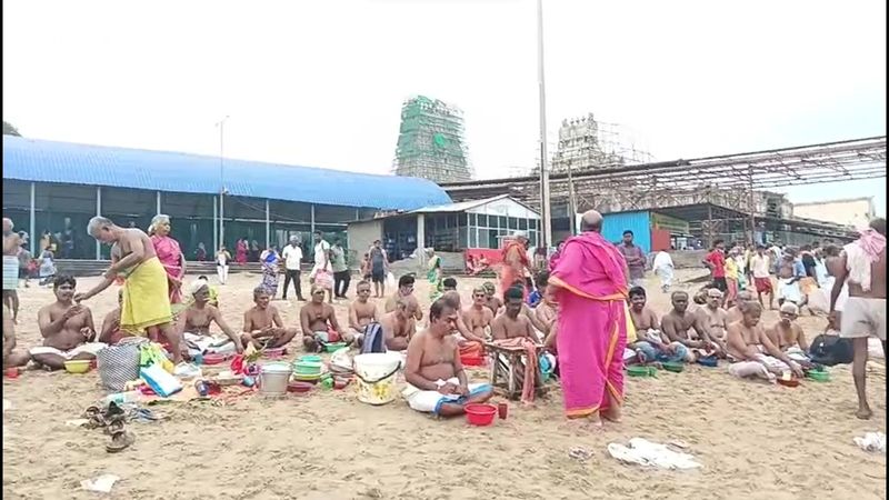 mahalaya amavasai huge number of devotees special prayer in tiruchendur murugan temple vel