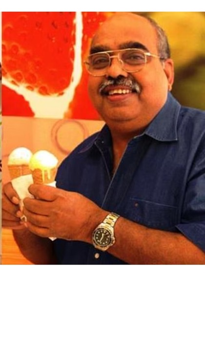 <p>రఘునందన్ కామత్ కర్ణాటకలోని ఒక చిన్న ఊరిలో ఒక సాధారణ కుటుంబంలో పుట్టారు. ఆయన నాన్న పండ్లు అమ్మేవారు. జీవితం మొదట్లో చాలా కష్టాలు పడ్డారు.</p>
