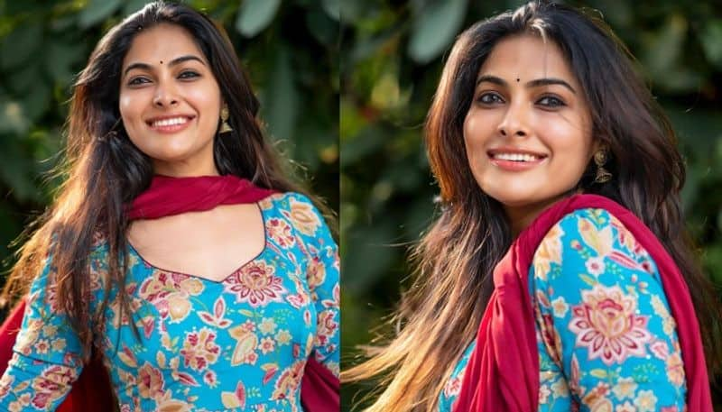 Bigg Boss Divi  attracts with her beautiful look in chudidar NSK