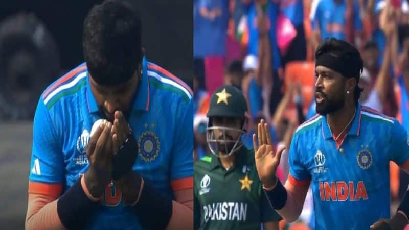 ICC Cricket World Cup 2023 ... Team india bowler Pandya talks with bowl in India vs Pakistan match AKP