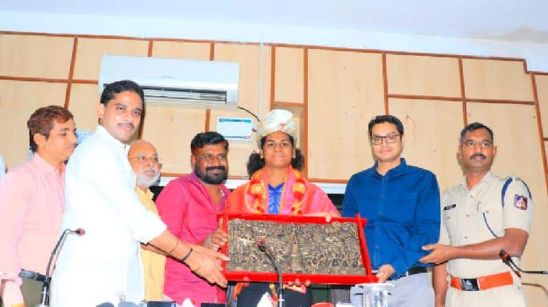 Nandini who won a bronze medal in the Asian Games, was honored by the Bellary district administration rav