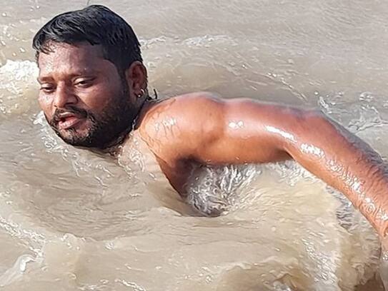 inspirational story of diver Bhagwandin Nishad of ayodhya uttar pradesh who saved more than 345 drowning people zrua