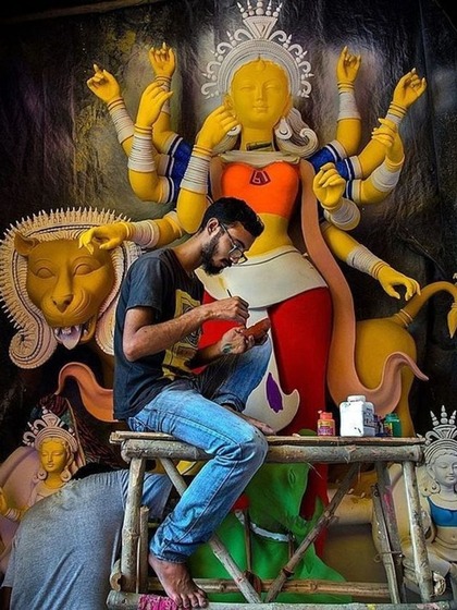<p>सारा जहां है जिसकी शरण में,नमन है उस मां के चरण में,</p>

<p>हम हैं उस मां के चरणों की धूल,आओ मिलकर मां को चढ़ाएं श्रद्धा के फूल।</p>

<p> </p>
