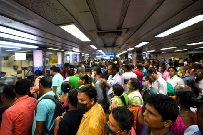 kolkata metro crowd