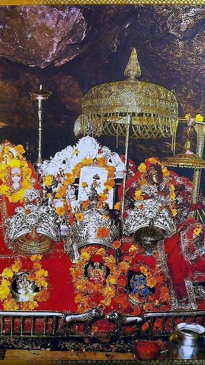<p>जम्मू स्थित मां वैष्णों देवी आस्था का केंद्र है। यहां माता लक्ष्मी,सरस्वती और काली विराजमान है। नवरात्रि में वैष्णो देवी दरबार के दर्शन करना सौभाग्य की बात होती है। </p>
