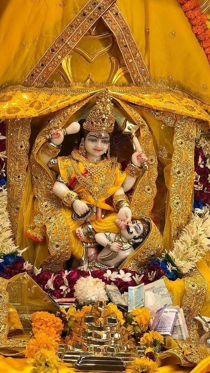 <p>MP स्थित पीतांबरा देवी के दर्शन आप नवरात्रि में कर सकते हैं। मां दिन के तीन प्रहर में अलग स्वरूप धारण करती है। मान्यता है,पीले कपड़े.पीला भोग चढ़ाने से मुराद पूरी होती है।</p>
