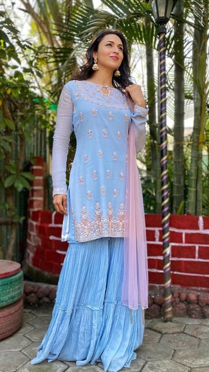 <p>शरारा डिजाइन को लगभग हम सभी पहनना पसंद करते हैं। वैसे दिव्यांका का ये आइवरी ब्लू शरारा सूट बहुत सिंपल और डीसेंट लग रहा है। इसे कैरी करना भी आसान रहेगा। </p>
