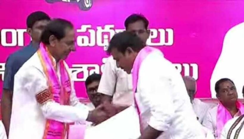 ప్రగతి భవన్ లో  బీఆర్ఎస్ అభ్యర్థులకు బీ ఫారాలు: కాంగ్రెస్ ఫిర్యాదు, విచారణకు ఈసీ ఆదేశం