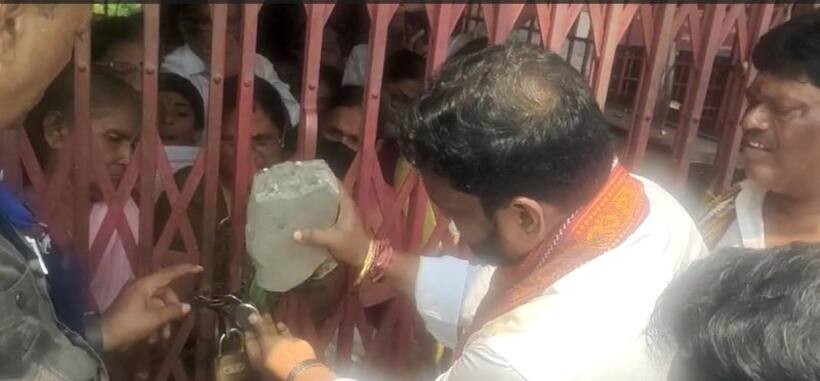 మానవత్వం చాటుకున్న దుర్గగుడి ఛైర్మన్, తాళాలు పగులగొట్టి .. వృద్ధురాలికి విడుదల  (వీడియో)