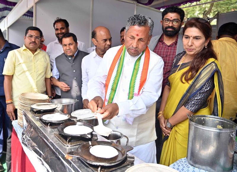 Minister Muniyappa Make dosa   gave Bangarapet panipuri snr