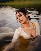 పద్ధతిగా చీరకట్టినా.. తడి అందాలతో మంటపెట్టేసిందిగా.. ప్రియా వారియర్ బ్యూటీఫుల్ స్టిల్స్