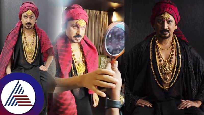 Ramesh Aravind has posed in different ways wearing a lot of gold jewellery suc