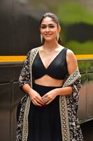 బ్లాక్ డ్రెస్ లో మృణాల్ ఠాకూర్ ఎద పరువాలతో గిలిగింత.. నెమ్మదిగా గ్లామర్ వేడి పెంచుతున్న సీతారామన్ బ్యూటీ 