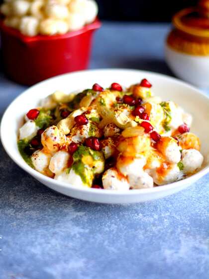 <p>नवरात्रि पर Dahi Makhana Chaat ट्राई करें। आप सेंधा नमक इमली की चटनी और अनार के दानों के साथ मखाने की चाट तैयार कर सकते हैं। </p>
