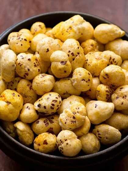 <p> नवरात्रि व्रत के दौरान आप Roasted Makhana  खा सकती हैं। घी,सेंधा नमक और काली मिर्च के साथ इसे फ्राई करें। </p>
