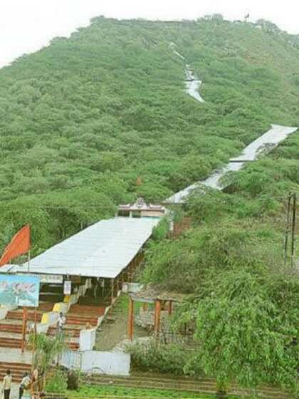 <p>रेगिस्तान से लेकर अरावली की पहाड़ियों तक बने इन मंदिरों की महिमा खास है। आइए इनके बारे में जानते हैं। </p>
