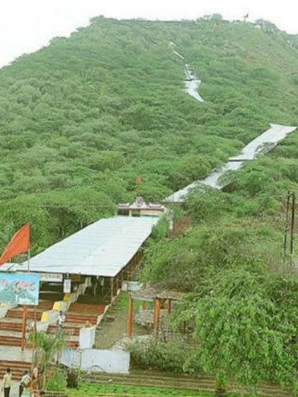<p>रेगिस्तान से लेकर अरावली की पहाड़ियों तक बने इन मंदिरों की महिमा खास है। आइए इनके बारे में जानते हैं। </p>
