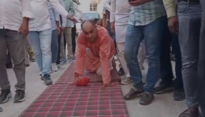 किस्मत कहें या कनेक्शन...पॉलिटिक्स में कदम रखते ही विधायकी का टिकट, अब सड़क पर दंडवत करते दिखें ये बिजनेसमैन