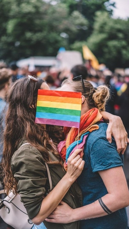 <p>सेम सेक्स मैरिज को मान्यता देने से सुप्रीम कोर्ट ने इंकार कर दिया है।( marriage equality verdict) कोर्ट ने कहा मैरिज एक्ट में बदलाव करना है या नहीं ये संसद का काम है। </p>
