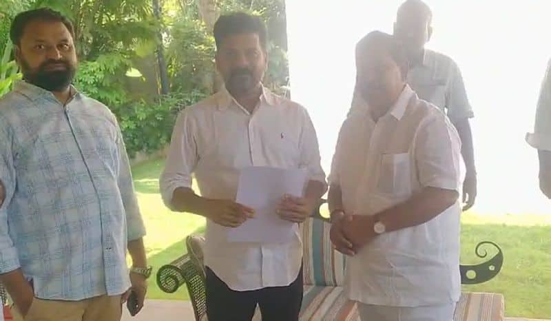 BRS MLA Rathod Bapurao meeting with TPCC Chief Revanth Reddy AKP