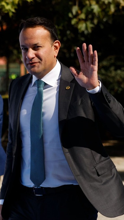 <p>आयरलैंड के पीएम Leo Varadkar भारतीय मूल के हैं। वह साल 2022 में दूसरी बार आयरलैंड के पीएम चुने गए थे। </p>
