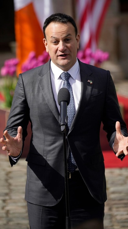 <p>Leo Varadkar ने 2015 में गे होने का खुलासा किया था और इसके बाद 2017 में वह जनमत संग्रह के आधार पर पहली बार आयरलैंड के सबसे यंग युवा और गे PM बने।</p>
