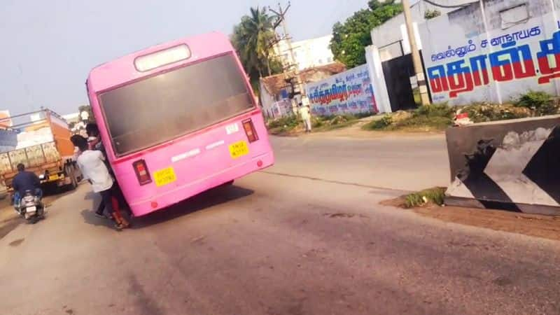 school and college students travel at steps in government bus in ranipet video goes viral vel