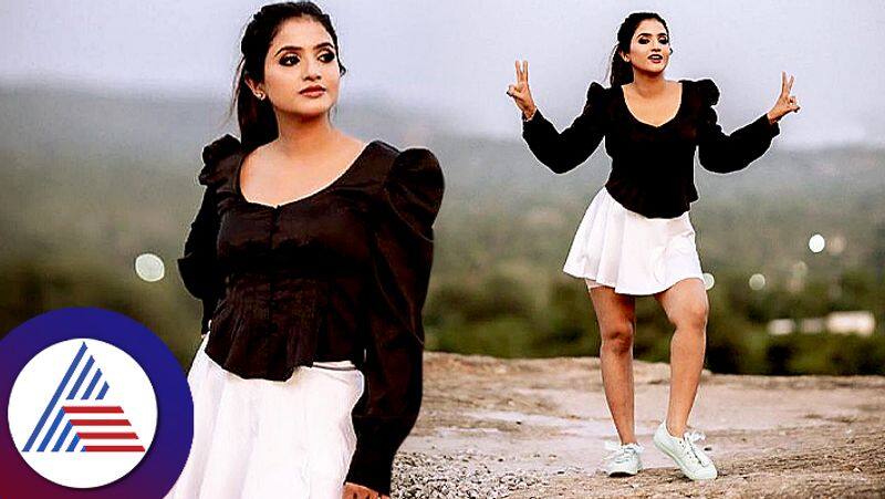 Gicchi Giligili Janvi Karthik poses in small skirt, photos viral Vin