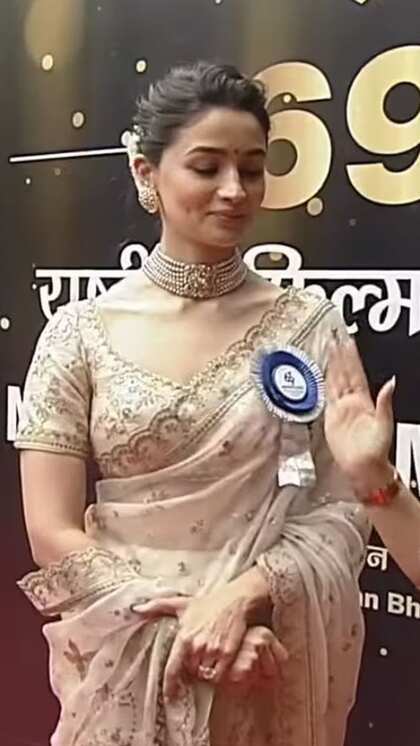 <p>आलिया भट्ट ने खास इस दिन के लिए अपनी शादी वाली आइवरी साड़ी को चुना। जिसकी कीमत जानकर आपके होश उड़ जाएंगे। क्योंकि ये 50 लाख रुपए की है। </p>
