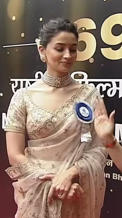 <p>आलिया भट्ट ने खास इस दिन के लिए अपनी शादी वाली आइवरी साड़ी को चुना। जिसकी कीमत जानकर आपके होश उड़ जाएंगे। क्योंकि ये 50 लाख रुपए की है। </p>
