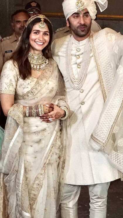 <p>जी हां, आलिया की शादी के दौरान वाली क्लासिक आइवरी ब्राइडल साड़ी को चुना। इसे खासतौर पर काफी लंबे टाइम में सब्यसाची ने उनकी शादी के लिए डिजाइन किया था। </p>
