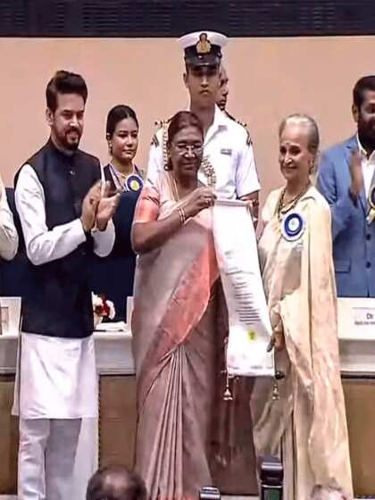 <p>सीनियर एक्ट्रेस वहीदा रहमान को दादा साहेब फाल्के अवॉर्ड से नवाजा गया। इस दौरान सब ने उन्हें स्टैंडिंग ओवेशन दिया। ये देखकर वह इमोश्नल हो गईं। </p>
