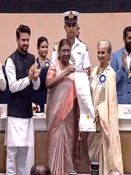 <p>सीनियर एक्ट्रेस वहीदा रहमान को दादा साहेब फाल्के अवॉर्ड से नवाजा गया। इस दौरान सब ने उन्हें स्टैंडिंग ओवेशन दिया। ये देखकर वह इमोश्नल हो गईं। </p>
