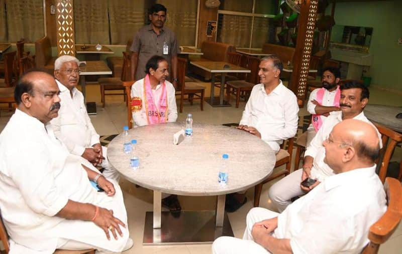 cm kcr had tea in dhaba while going to hyderabad from siddipet along with senior leaders kms