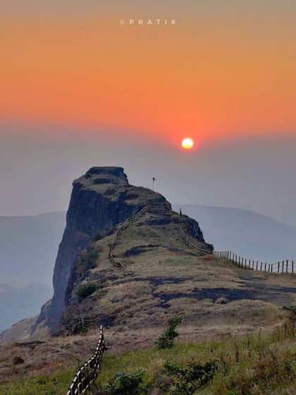 <p>प्रबलगढ़ का किला 2300 फीट ऊंची खड़ी पहाड़ी पर है जहां दूर-दूर तक से पहाड़ चट्टान और घना जंगल नजर आता है।</p>
