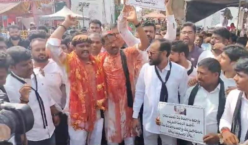 Telangana Assembly Election 2023 ... Suspended congress leader protest at Bhagyalakshmi Temple AKP