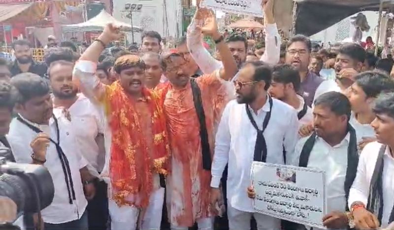 Telangana Assembly Election 2023 ... Suspended congress leader protest at Bhagyalakshmi Temple AKP