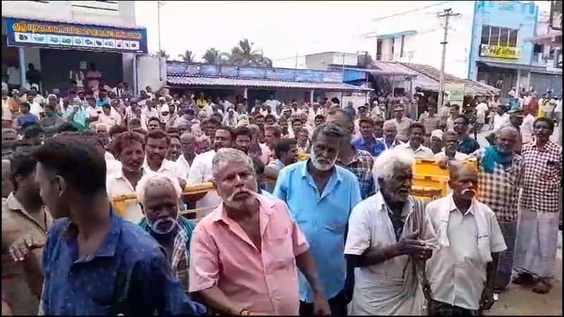 Shop closure protest in Dharapuram against conversion of liquor shop vel