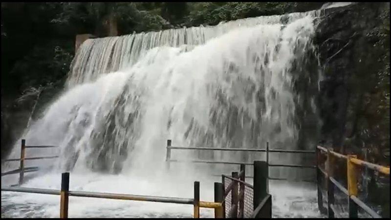 tourists not allowed for flood in suruli falls in theni district vel