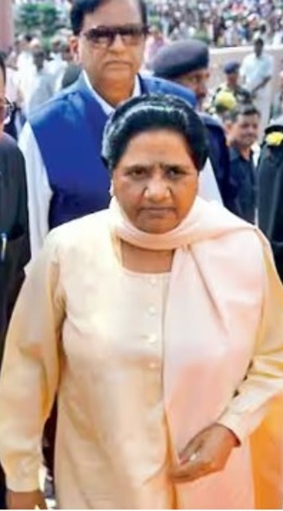 <p>मायावती ने कहा कि चुनाव के बाद सपा प्रमुख अखिलेश यादव ने बसपा नेताओं का फोन तक उठाना बंद कर दिया था, इसलिए उन्होंने पार्टी के सम्मान के लिए यह फैसला लिया।<br />
 </p>
