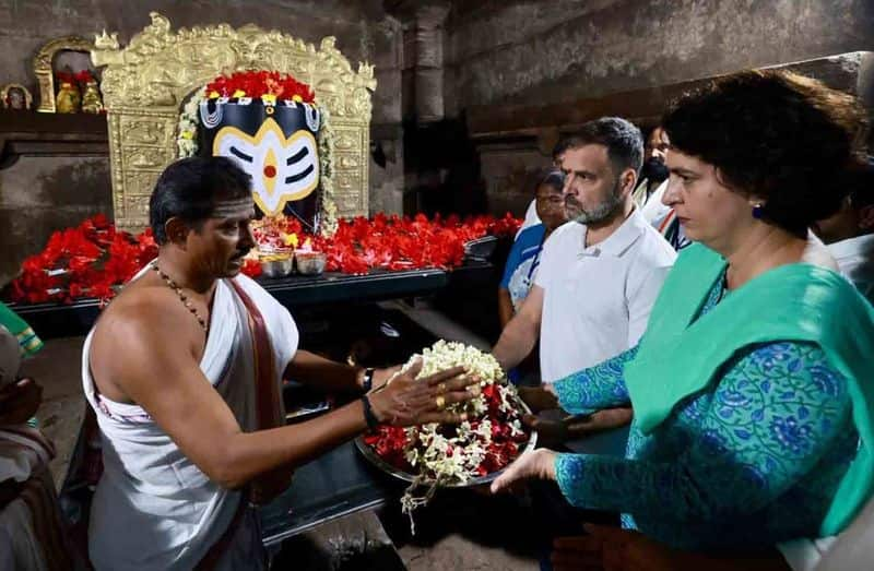 congress leaders rahul gandhi and priyanka gandhi visits ramappa temple ksp