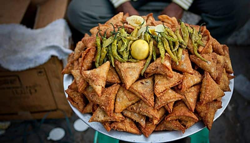 video of samosa making in a street food stall going viral hyp