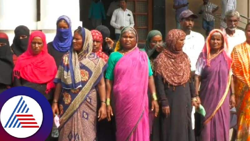 Women scramble for mgnrega jobs at yadgir district rav