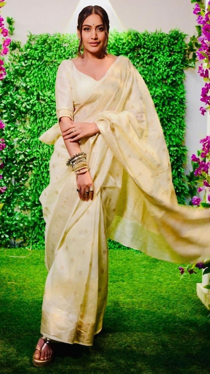 <p>एथनिक लुक देने के लिए एक्ट्रेस की व्हाइट सिल्क साड़ी बेस्ट है। एक्ट्रेस ने सिंपल साड़ी को बैंगल्स एसोसिरीज के साथ मॉर्डन लुक दिया है। आप ऑक्सीडेंट ज्वेलरी भी पहन सकती हैं। </p>
