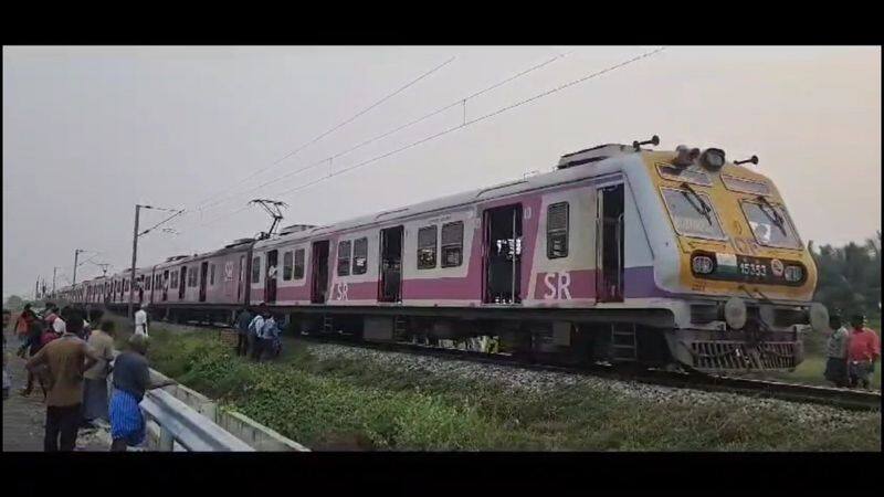 2 hours passenger train stopped in kanchipuram because of train hit cow vel