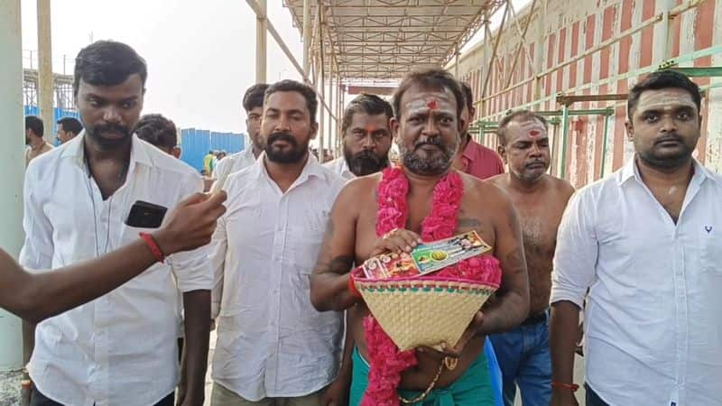 actor vijay fans special prayer for leo movie in tiruchendur temple vel