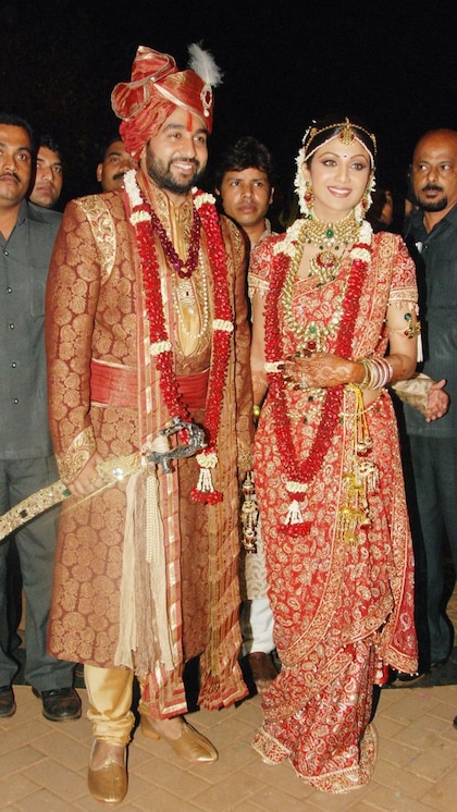 <p>2009 में शिल्पा ने राज कुंद्रा का हाथ थामा था। वह दुबई के बड़े बिजनेसमैन थे। शादी में करोड़ों खर्च हुए लेकिन इसके बाद राज विवादों में रहें और उन्होंने शिल्पा की फजीहत करवाई। </p>
