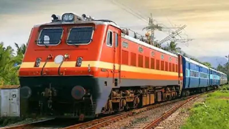 Dangerous journey of students hanging from the door of the train